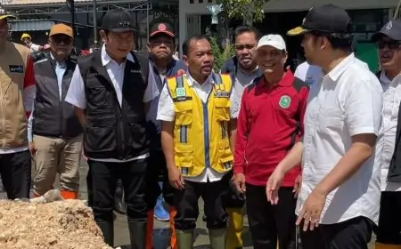 Tangani Banjir Jalur Sungelebak Lamongan, Emil Dardak dan Pak Yes Siapkan Tanggul Darurat dan Pompa Apung
