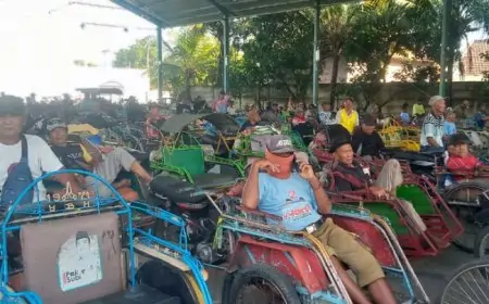 Keluarga Besar H. Agung Wicaksono dan H. Warsubi Bagikan Zakat Mal kepada 2000 Tukang Becak