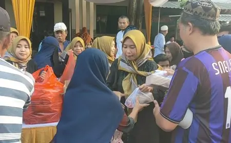 Ramadan Karim, Istri Wartawan Gresik Membagikan 400 Paket Takjil