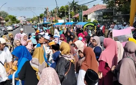 Bahagianya, 200 Anak Yatim Diajak Naik Odong-Odong ke Pasar Gresik, Belanja Kebutuhan Lebaran