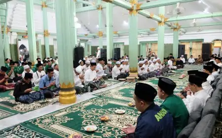 Tradisi Malam Selawe di Sunan Giri Gresik Dipadati Warga, Sediakan 2000 Porsi Nasi Kebuli