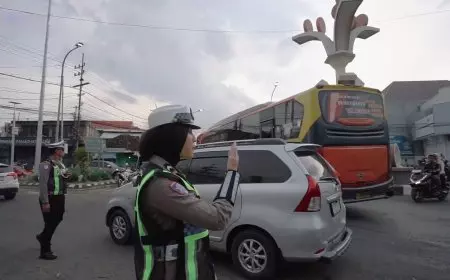 H+1 Lebaran, Tim Urai Satlantas Polres Lamongan Siagakan Personel di Bundaran Tugu Wingko Babat