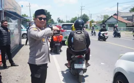 Kapolres Jombang Turun Langsung Atasi Kemacetan dan Bagikan Makanan Gratis