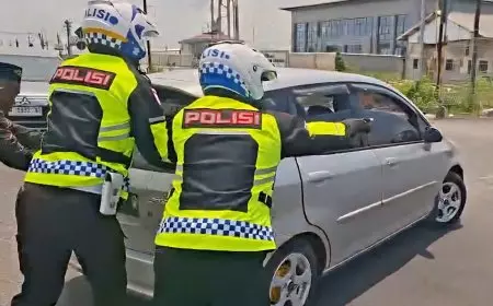 Polantas Gresik Sigap Evakuasi Mobil Mogok Hambat Lalu Lintas Mudik di Raya Sembayat