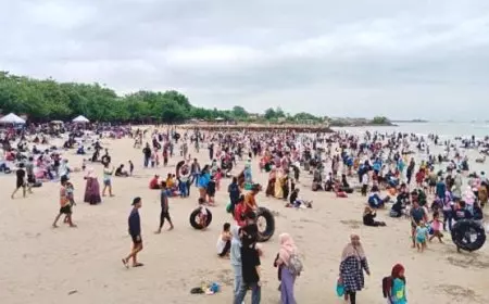 Wisata Pasir Putih Delegan Gresik Jadi Favorit Liburan Lebaran, Diserbu Pengunjung