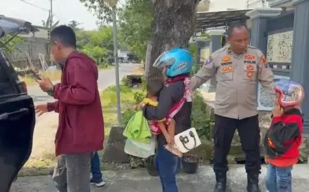 Purnomo Antar Pemudik Asal Lamongan yang Motornya Mogok
