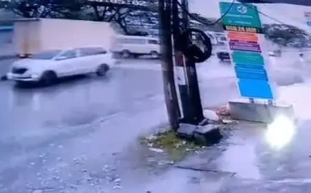 Terekam CCTV, Detik-detik Truk Seruduk Angkot dan Mobil MPV di Pucuk Lamongan