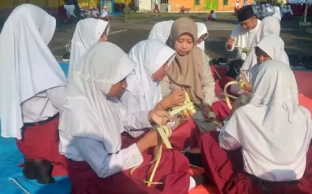 Edukasi Sejak Dini, SDN Menturus Jombang Ajarkan Siswa Membuat Ketupat Sekaligus Gelar Halal Bihalal
