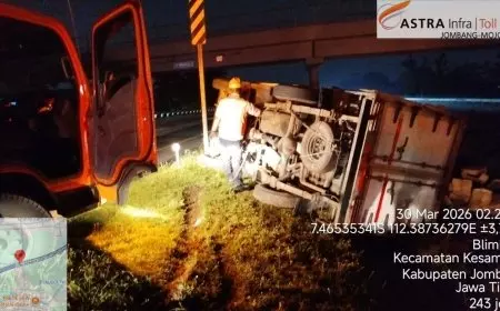 Kecelakaan Tol Jombang: Mitsubishi L300 Muatan Roundup Terguling di KM 704, Sopir Luka Ringan