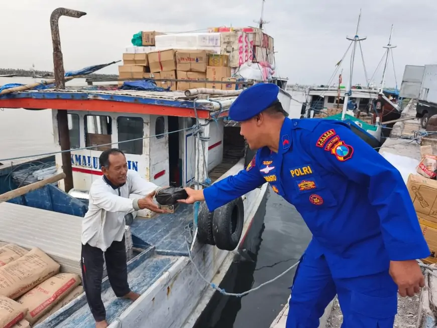 Momen Hangat di Kalbut, Saat Polisi Perairan Borong Takjil untuk Nelayan Situbondo