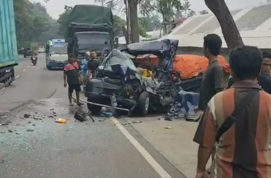 Tragedi Jalur Pantura Situbondo: Pickup Oleng Tabrak Truk, Satu Penumpang Tewas di Tempat