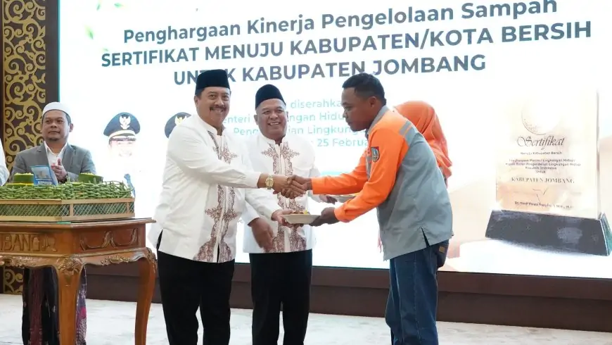 Bupati Jombang Beri Kejutan Umrah untuk Petugas Kebersihan Usai Raih Penghargaan Nasional