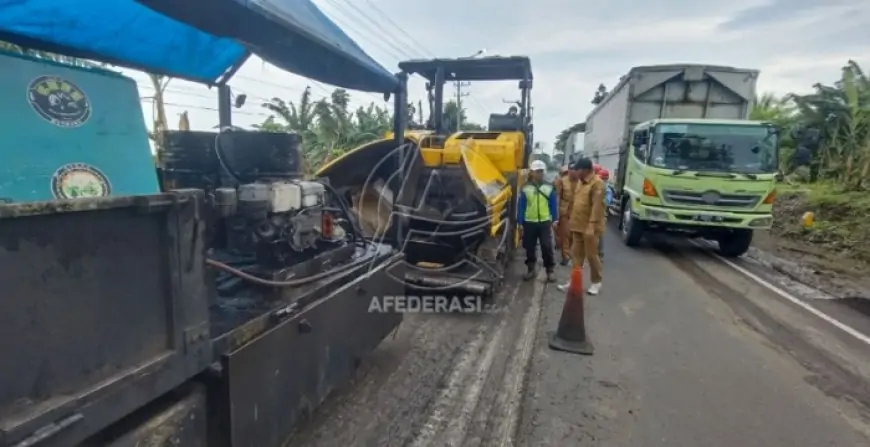 Kejar Target Arus Mudik, Bupati Situbondo Pantau Langsung Titik Kerusakan Jalan Nasional