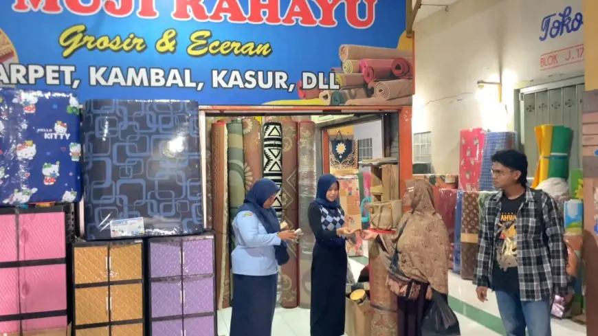 Jelang Lebaran, Penjualan Karpet di Pasar Baru Kota Lamongan Melonjak Tiga Kali Lipat