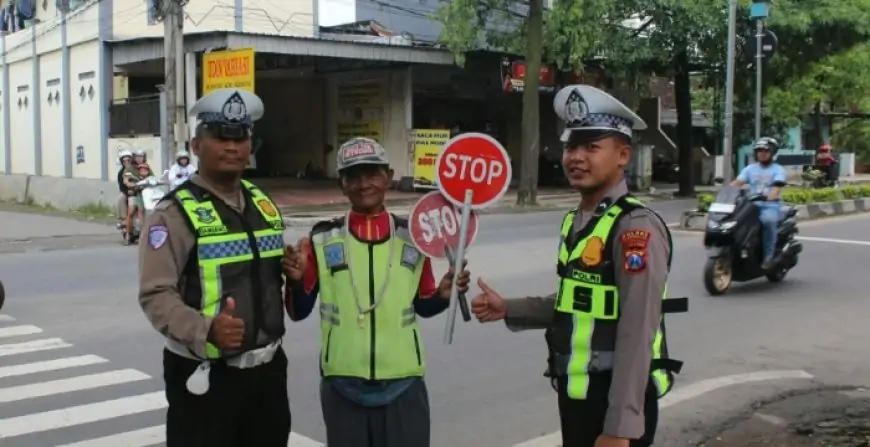 Optimalkan Kamseltibcarlantas, Satlantas Polres Trenggalek Bekali Supeltas Rambu Stop Portable Baru