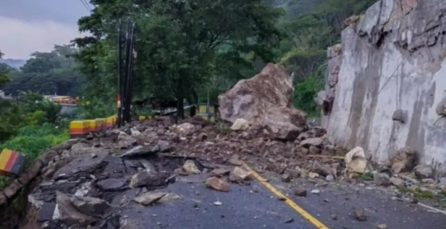 Tanggul Penahan Ambrol, Bongkahan Batu Raksasa Tutup Akses Utama Trenggalek-Ponorogo