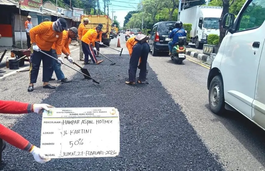 Meski Kewenangan Pusat, Pemkab Gresik Tambal Jalan Nasional yang Rusak dan berlubang di Kebomas