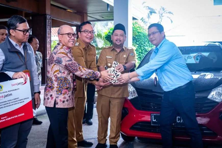 Pemkab Gresik Menerima Bantuan 3 Mobil CSR Bank Jatim