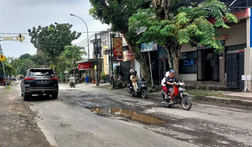 Jelang Lebaran, Jalan Suwoko Kota Lamongan Rusak Parah