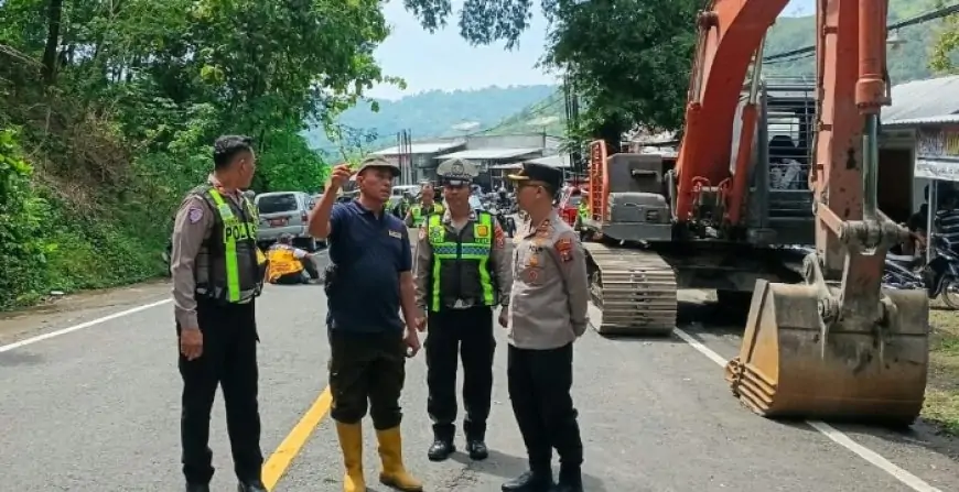 Jalur Trenggalek-Ponorogo Tertimbun Longsor, Kapolres Terjunkan Alat Berat dan Breaker