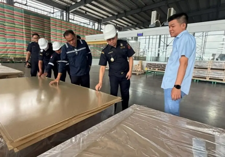 10 Kontainer Solar Glass Diekspor ke India, KEK Gresik Perkuat Rantai Pasok Energi Terbarukan