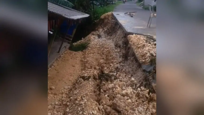 Jalan Poros Desa Keduyung Lamongan Ambles Sepanjang 30 Meter