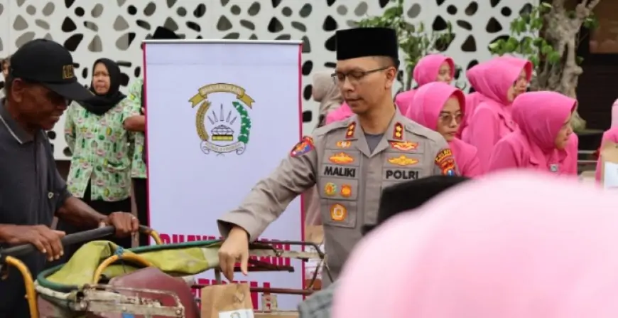 Ajarkan Empati Sejak Dini, Polres Trenggalek Gandeng Siswa SLB Bagikan Menu Buka Puasa