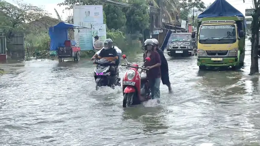 Jelang Lebaran, Jalur Alternatif Mudik di Lamongan Tergenang Banjir 60 Sentimeter