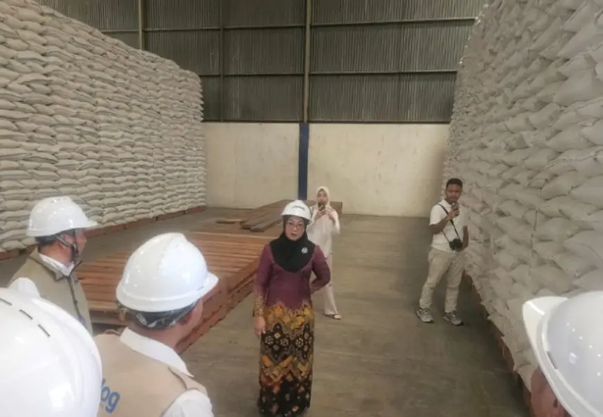 Anggota Komisi IV DPR RI Sadarestuwati Sidak ke Gudang Bulog  dan Pasar Pon