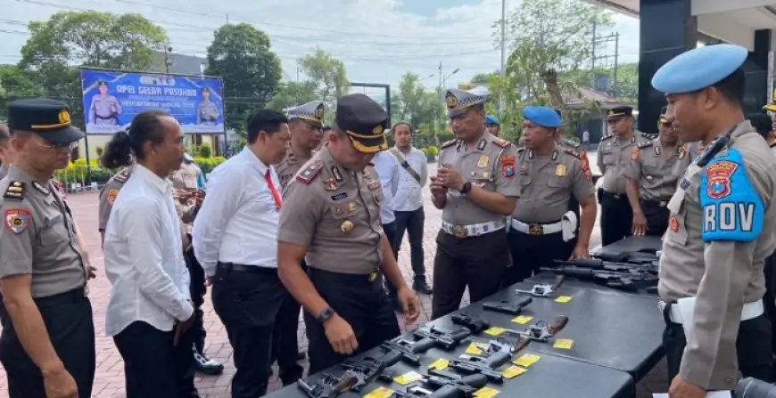 Pastikan Tak Ada Pelanggaran, Wakapolres Trenggalek Cek Kelayakan Senjata Personel