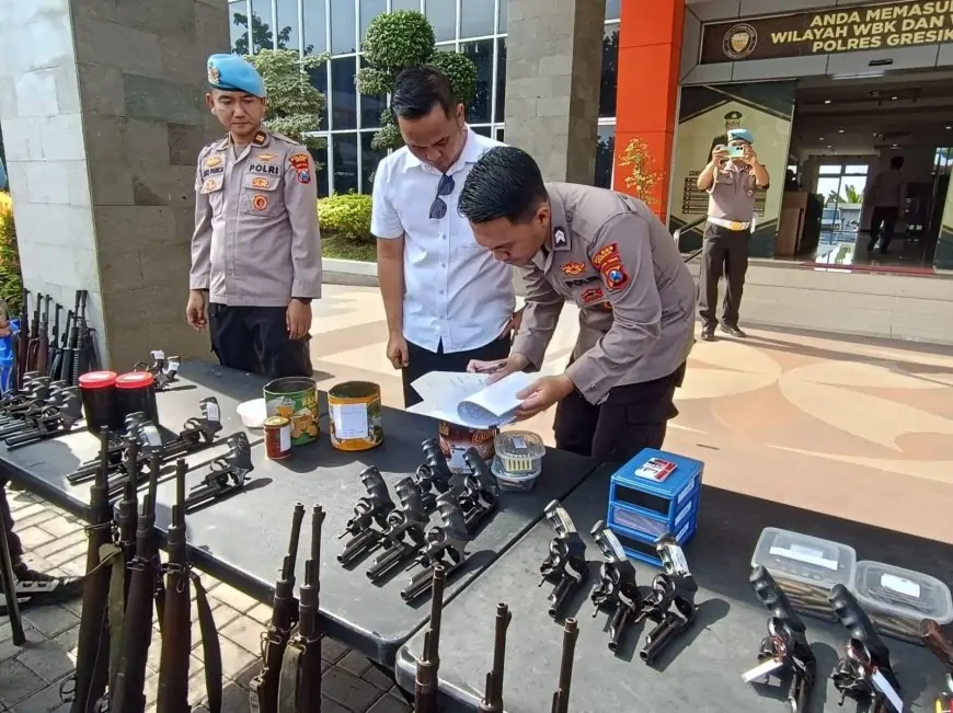 Cek Senjata Api Dinas Personel, Polres Gresik Pastikan Kesiapan Jelang Lebaran