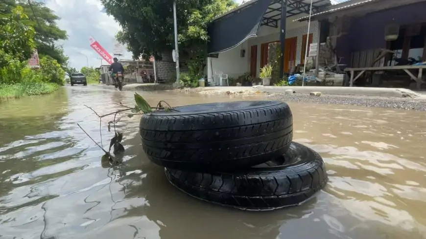 Pengendara Keluhkan Lobang Terendam Banjir di Poros Glagah Lamongan