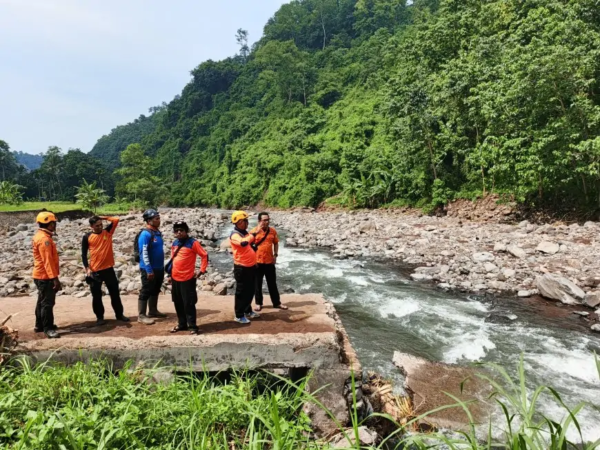 Dua Hari Menyisir Arus Sungai Basean Situbondo, Keberadaan Jelani dan Tohari Masih Nihil