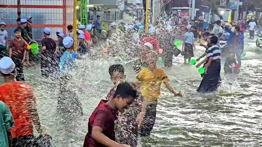 4 Bulan Terendam, Ratusan Santri di Lamongan Blokade Jalan Protes Penanganan Banjir