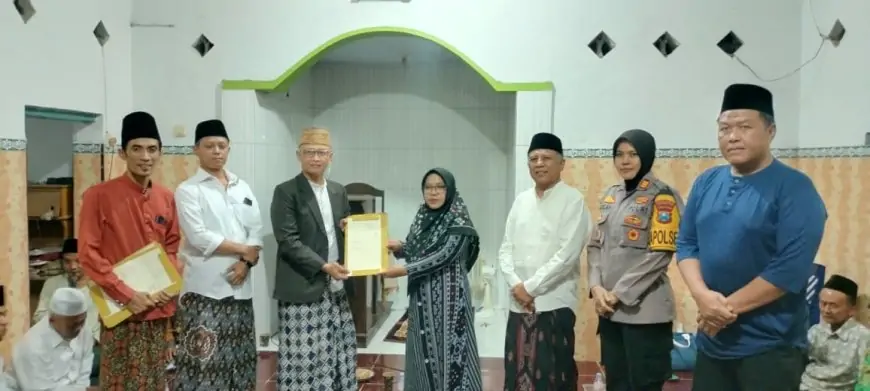 Dorong Legalitas Aset Umat, Kemenag Jombang Serahkan 8 Sertifikat Wakaf