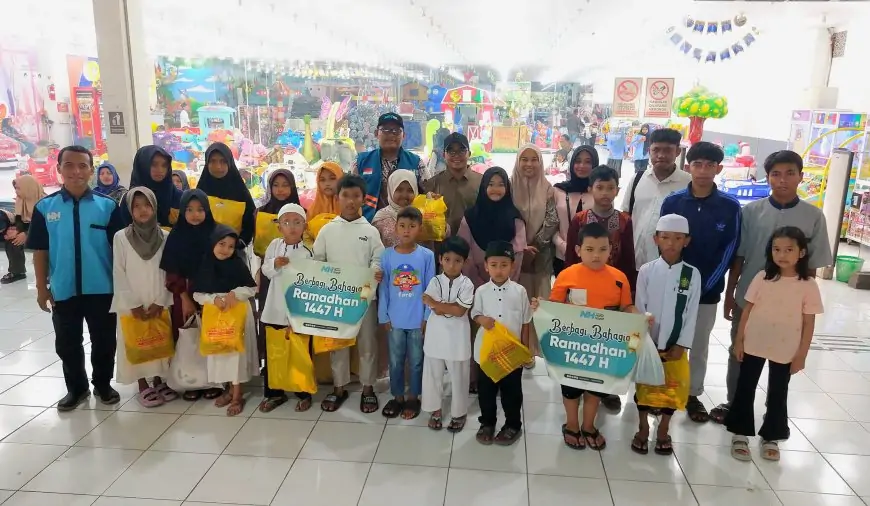 Keren! Karang Taruna Lamongan dan Nurul Hayat Ajak Puluhan Anak Yatim Belanja Baju Lebaran