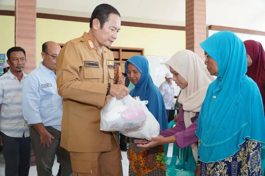 Bupati, Wakil Bupati, hingga Sekda Lamongan Maraton Salurkan Ribuan Sembako ke Warga Terdampak Banjir