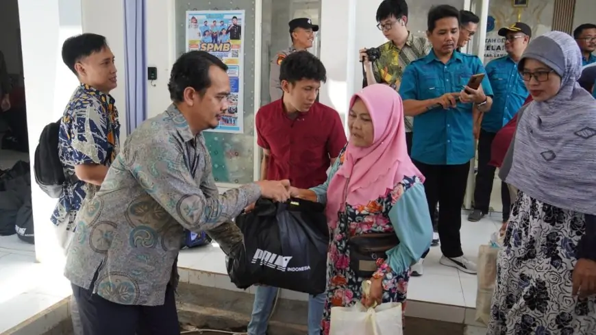 PT PAL Indonesia Salurkan Bantuan Paket Sembako untuk Masyarakat Pesisir Lamongan
