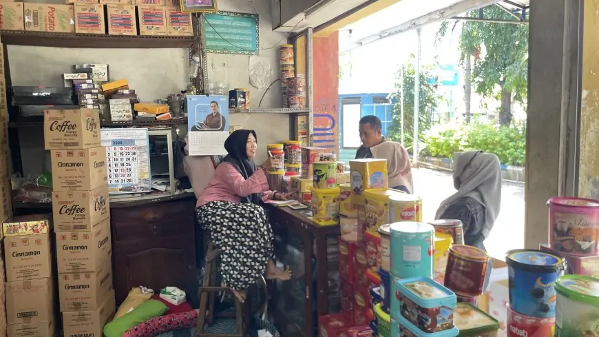 Imbas Banjir, Penjualan Jajanan Lebaran di Pasar Baru Lamongan Anjlok