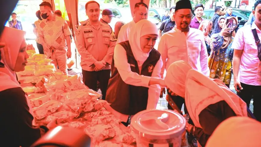 Sapa Bansos Ramadan di Gresik, Khofifah Salurkan Bantuan Rp7,6 Miliar dan Pantau Pasar Murah