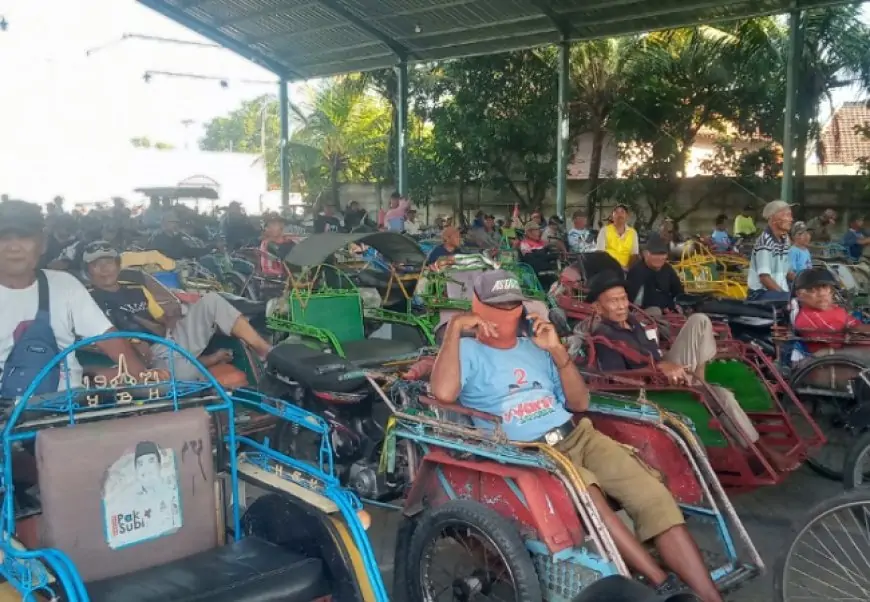 Keluarga Besar H. Agung Wicaksono dan H. Warsubi Bagikan Zakat Mal kepada 2000 Tukang Becak
