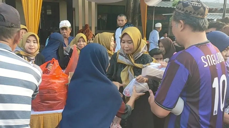 Ramadan Karim, Istri Wartawan Gresik Membagikan 400 Paket Takjil