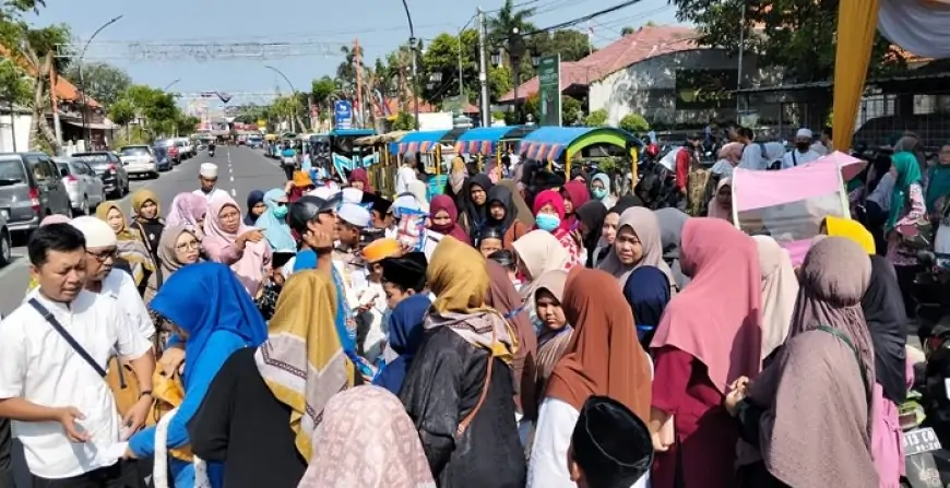 Bahagianya, 200 Anak Yatim Diajak Naik Odong-Odong ke Pasar Gresik, Belanja Kebutuhan Lebaran