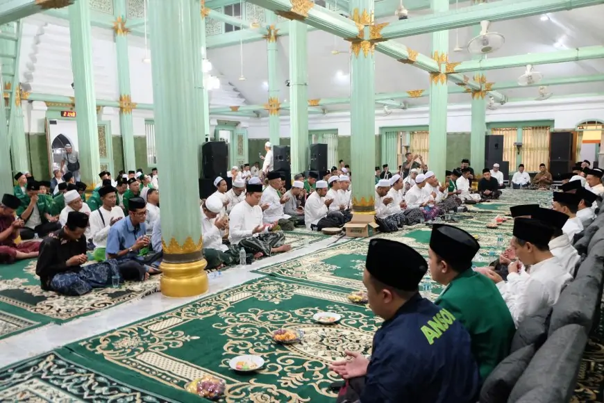 Tradisi Malam Selawe di Sunan Giri Gresik Dipadati Warga, Sediakan 2000 Porsi Nasi Kebuli