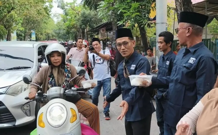 IJTI Pokja Lamongan Gandeng Penyandang Disabilitas Bagikan Ratusan Paket Takjil