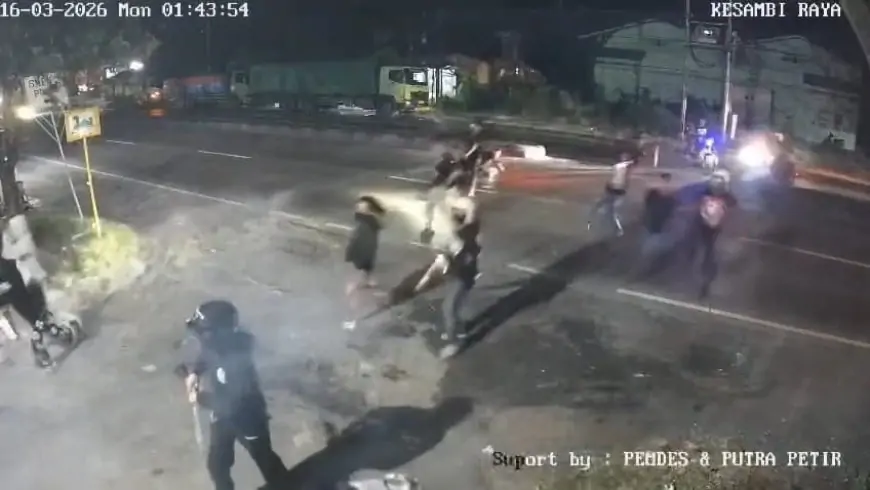 Sedang Patrol Sahur, Warga Kesambi Lamongan Diserang Gerombolan Pemuda Terekam CCTV