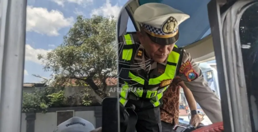 Jamin Keselamatan Pemudik, Petugas Gabungan Tulungagung Uji Kelayakan Bus dan Sterilkan Kru dari Narkoba