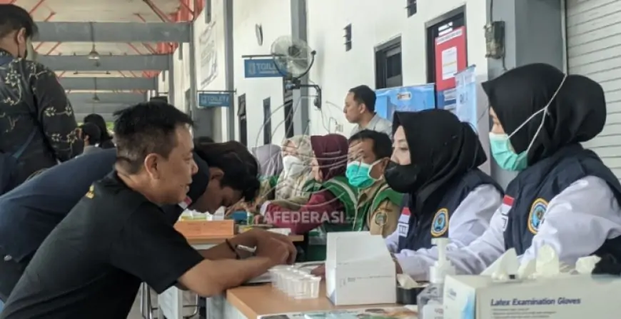 Jamin Keselamatan Pemudik, Petugas Gabungan Tulungagung Uji Kelayakan Bus dan Sterilkan Kru dari Narkoba