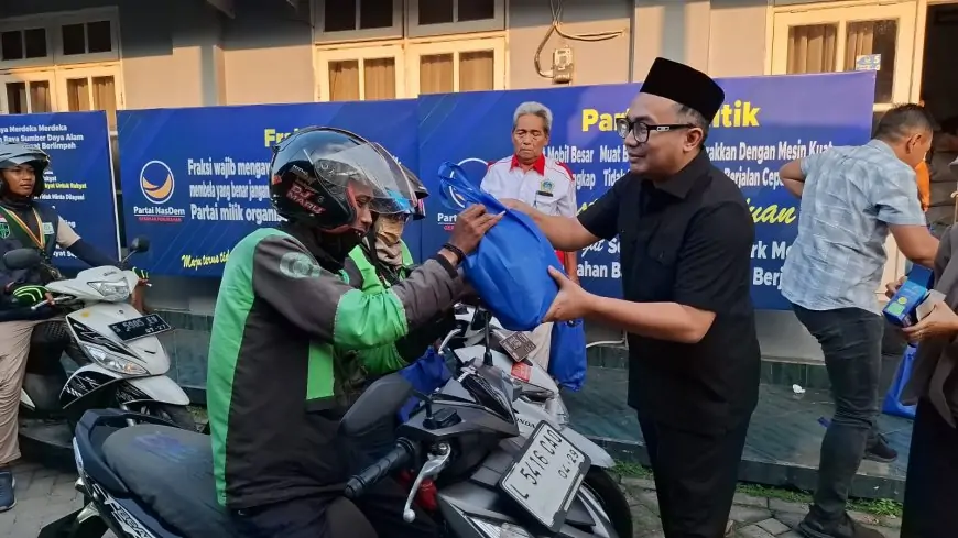 Peduli Ojol, Jiddan Anggota DPR RI Fraksi Nasdem Bagikan Bingkisan Lebaran