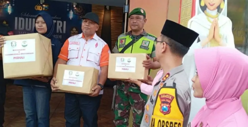 Pantau Arus Mudik di Trenggalek, Kapolres Beri Kejutan Bingkisan untuk Petugas Pos Pengamanan
